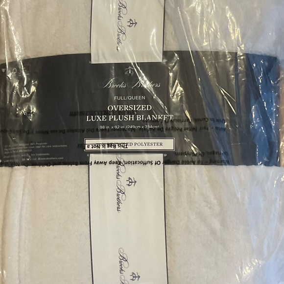 Brooks Brothers Light Grey 98 x 92” Logo Badge Full/Queen Plush Blanket NWT - Picture 5 of 5